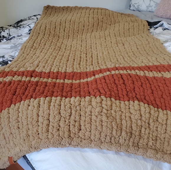 Handmade 65"×35" chunky blanket - Picture 12 of 12